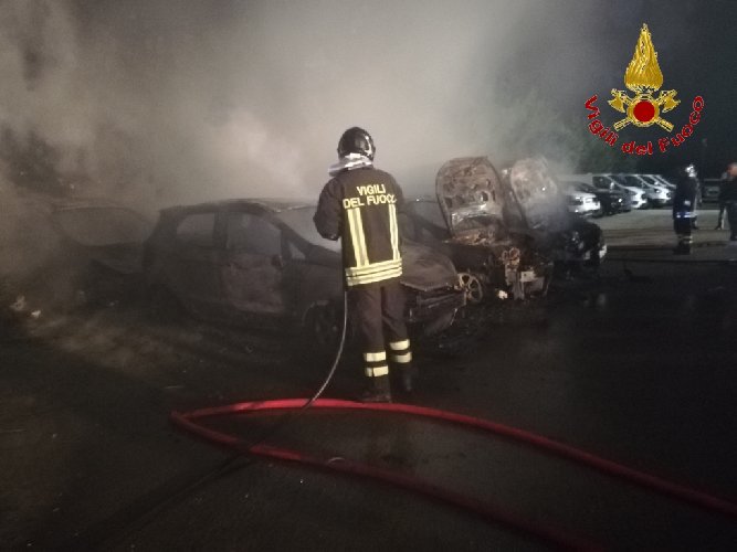 https://www.ragusanews.com/immagini_articoli/27-07-2018/1532688564-incendio-ristorante-fuoco-undici-ford-2-500.jpg