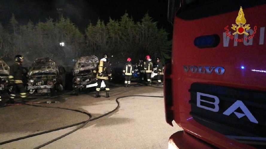 https://www.ragusanews.com/immagini_articoli/27-07-2018/incendio-ristorante-fuoco-undici-ford-500.jpg