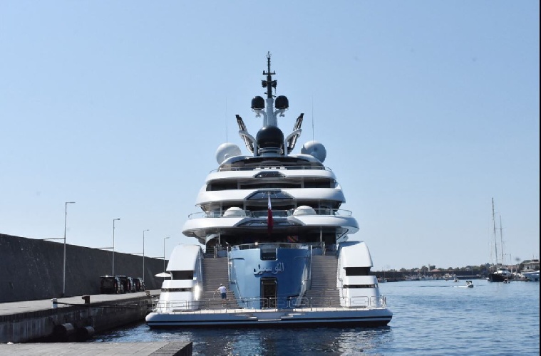 https://www.ragusanews.com/immagini_articoli/27-07-2021/1627422989-al-lusail-lo-yacht-del-papa-di-al-jaazera-nel-mare-siciliano-1-500.jpg