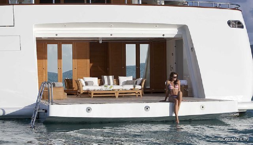 https://www.ragusanews.com/immagini_articoli/27-07-2022/1658916650-lo-yacht-seanna-del-patron-dell-arsenal-a-marina-di-ragusa-2-500.jpg
