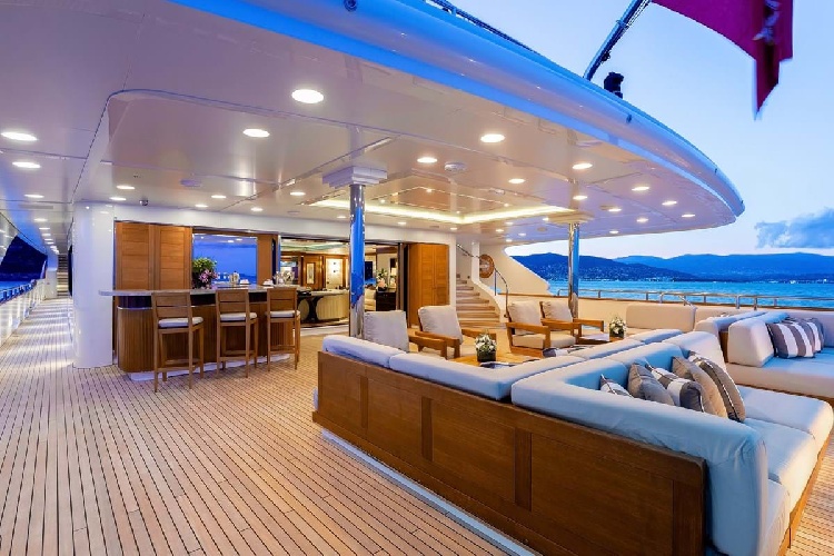 https://www.ragusanews.com/immagini_articoli/27-07-2022/1658916697-lo-yacht-seanna-del-patron-dell-arsenal-a-marina-di-ragusa-3-500.jpg