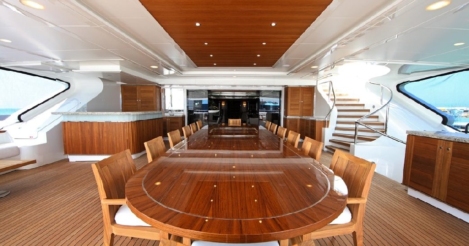 https://www.ragusanews.com/immagini_articoli/27-07-2022/1658916736-lo-yacht-seanna-del-patron-dell-arsenal-a-marina-di-ragusa-4-500.jpg