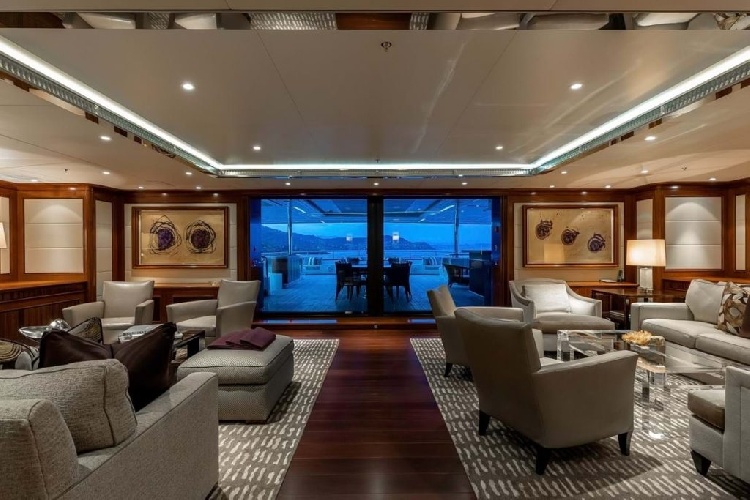 https://www.ragusanews.com/immagini_articoli/27-07-2022/1658916812-lo-yacht-seanna-del-patron-dell-arsenal-a-marina-di-ragusa-5-500.jpg