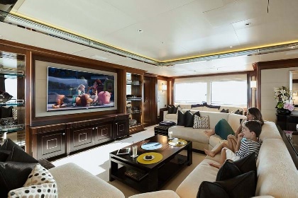 https://www.ragusanews.com/immagini_articoli/27-07-2022/1658916846-lo-yacht-seanna-del-patron-dell-arsenal-a-marina-di-ragusa-6-280.jpg