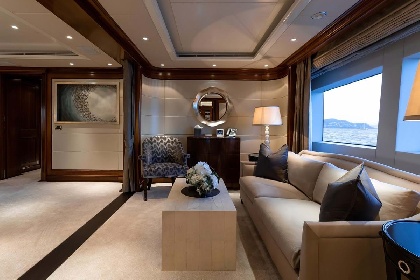 https://www.ragusanews.com/immagini_articoli/27-07-2022/1658916897-lo-yacht-seanna-del-patron-dell-arsenal-a-marina-di-ragusa-7-280.jpg