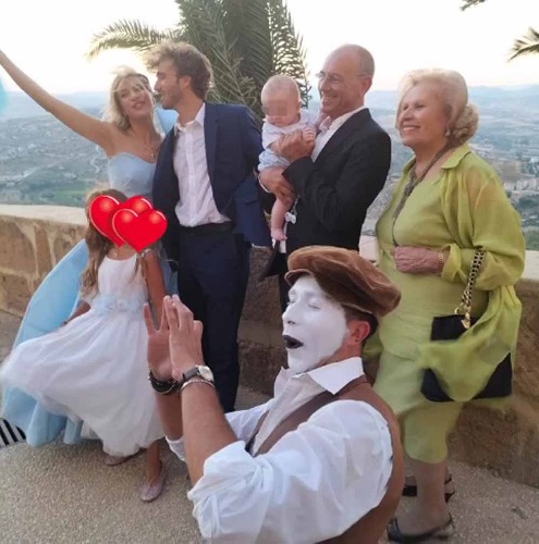 https://www.ragusanews.com/immagini_articoli/27-07-2022/1658917031-clizia-incorvaia-e-paolo-ciavarro-battezzano-il-figlio-ad-agrigento-foto-3-500.jpg