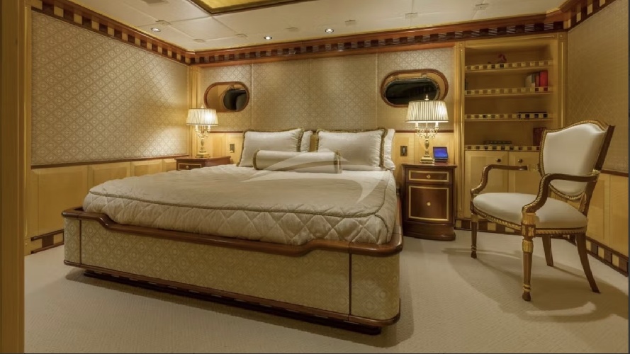 https://www.ragusanews.com/immagini_articoli/27-07-2022/1658917235-lo-yacht-seanna-del-patron-dell-arsenal-a-marina-di-ragusa-11-500.jpg