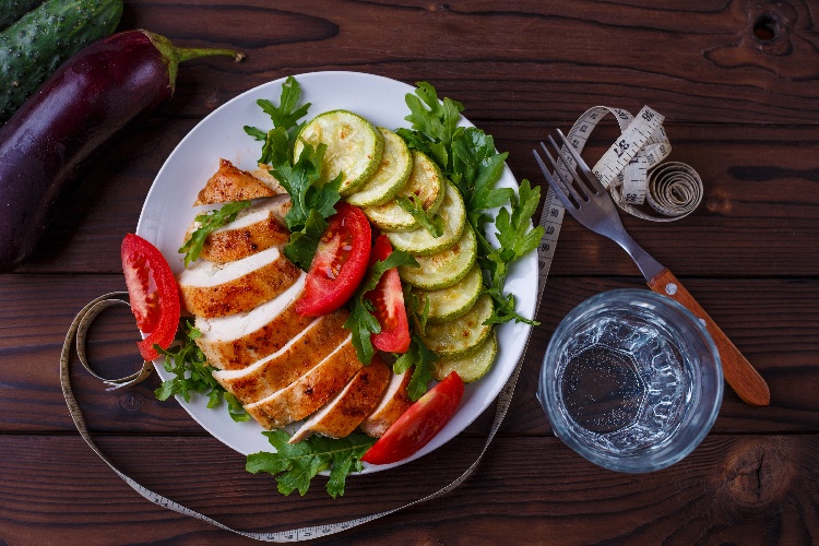 https://www.ragusanews.com/immagini_articoli/27-07-2022/dimagrire-con-la-dieta-low-carb-500.jpg