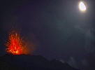 https://www.ragusanews.com/immagini_articoli/27-07-2024/incontro-tra-cielo-e-terra-con-la-nuova-eruzione-stromboliana-dell-etna-100.jpg