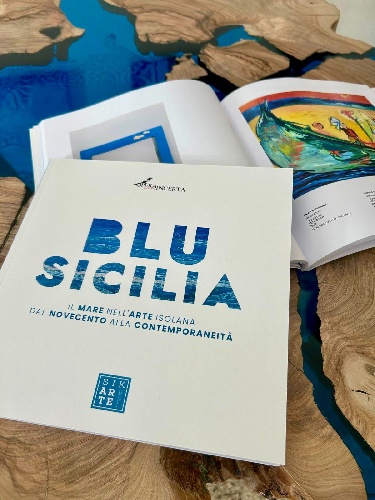 https://www.ragusanews.com/immagini_articoli/27-07-2024/mostra-blu-sicilia-a-modica-edito-il-catalogo-500.jpg