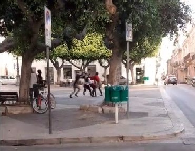 https://www.ragusanews.com/immagini_articoli/27-08-2021/vittoria-rissa-tra-migranti-in-centro-e-pieno-giorno-video-500.jpg
