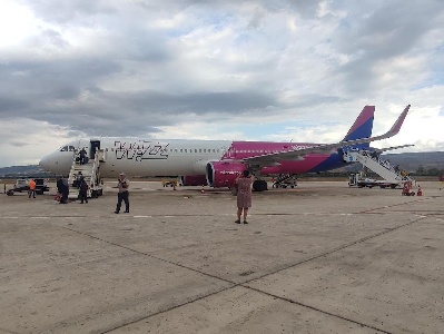 https://www.ragusanews.com/immagini_articoli/27-09-2023/wizz-air-primo-volo-comiso-tirana-300.jpg