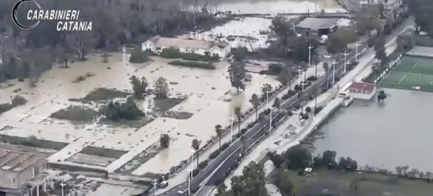 https://www.ragusanews.com/immagini_articoli/27-10-2021/catania-il-giorno-dopo-sorvolo-sulle-zone-devastate-dall-alluvione-video-280.jpg