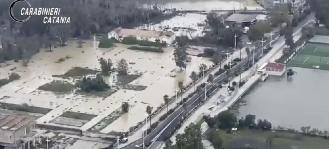 https://www.ragusanews.com/immagini_articoli/27-10-2021/catania-il-giorno-dopo-sorvolo-sulle-zone-devastate-dall-alluvione-video-500.jpg