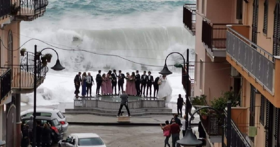 https://www.ragusanews.com/immagini_articoli/27-10-2021/uragano-sicilia-medicane-venti-oltre-i-100-all-ora-e-onde-di-5-metri-500.jpg