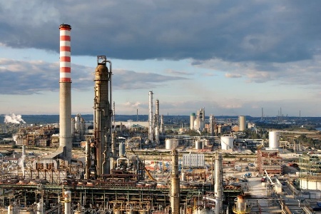 https://www.ragusanews.com/immagini_articoli/27-10-2022/lukoil-un-mese-per-salvare-raffineria-versalis-ragusa-e-priolo-rischiano-300.jpg