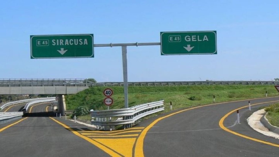 https://www.ragusanews.com/immagini_articoli/27-10-2023/autostrada-lavori-di-manutenzione-a-rosolini-500.jpg