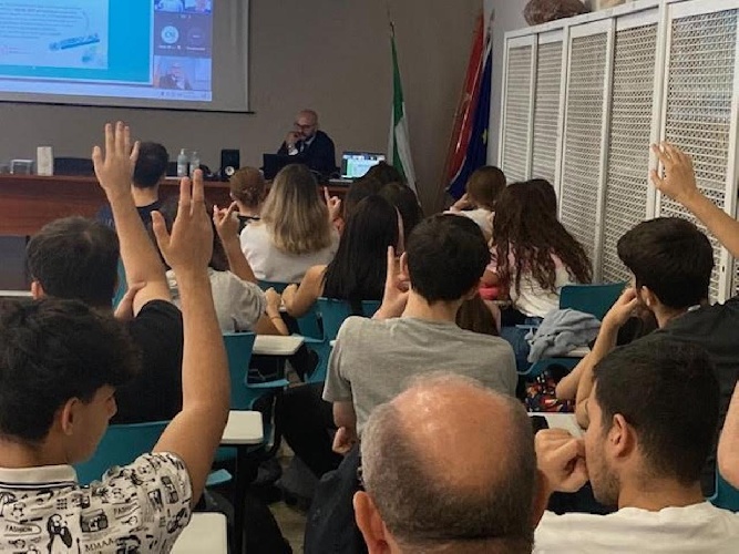 https://www.ragusanews.com/immagini_articoli/27-10-2023/educazione-finanziaria-banca-agricola-di-ragusa-va-tra-i-banchi-di-scuola-500.jpg
