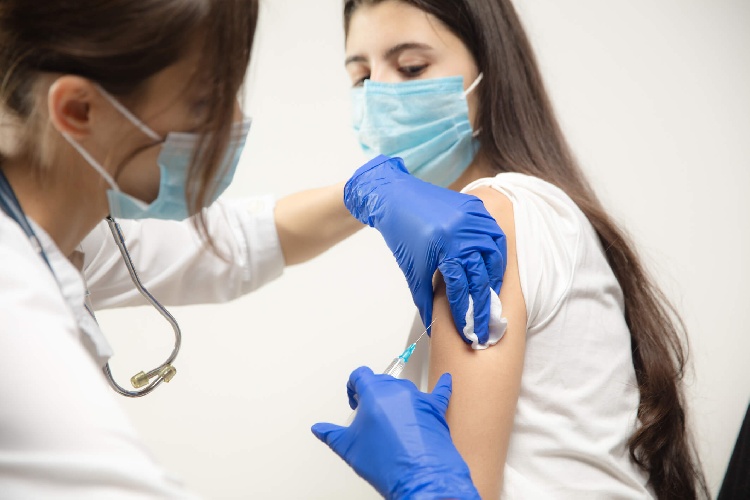 https://www.ragusanews.com/immagini_articoli/27-12-2021/vaccino-covid-via-alla-terza-dose-per-under-18-500.jpg