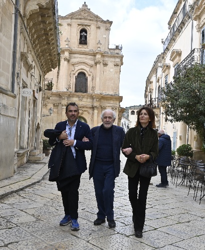 https://www.ragusanews.com/immagini_articoli/28-01-2024/1706464552-emilio-isgro-e-il-respiro-di-scicli-1-500.jpg