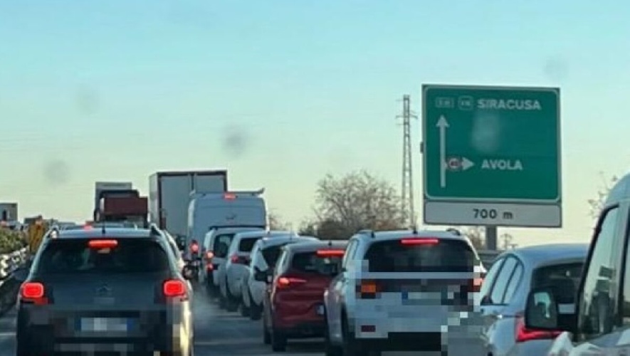 https://www.ragusanews.com/immagini_articoli/28-01-2025/viadotto-cassibile-a-rischio-crollo-chiusa-autostrada-disagi-per-chi-va-a-siracusa-500.jpg