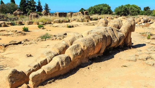 https://www.ragusanews.com/immagini_articoli/28-02-2024/valle-dei-templi-di-agrigento-completata-musealizzazione-del-telamone-300.jpg