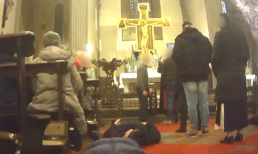 https://www.ragusanews.com/immagini_articoli/28-03-2021/sicilia-donna-sviene-durante-la-messa-portata-in-ospedale-e-positiva-500.jpg
