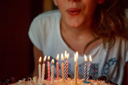 https://www.ragusanews.com/immagini_articoli/28-03-2021/tutti-senza-mascherina-alla-festa-di-compleanno-multati-280.jpg