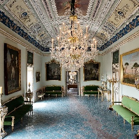 https://www.ragusanews.com/immagini_articoli/28-03-2022/1648463273-palazzo-di-lorenzo-del-castelluccio-set-cinematografico-a-noto-2-280.jpg