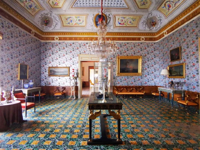 https://www.ragusanews.com/immagini_articoli/28-03-2022/palazzo-di-lorenzo-del-castelluccio-set-cinematografico-a-noto-500.jpg