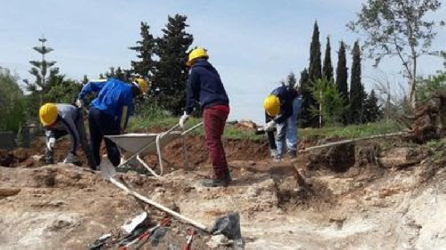 https://www.ragusanews.com/immagini_articoli/28-04-2018/chiaramonte-migranti-archeologi-trovano-tombe-bizantine-500.jpg