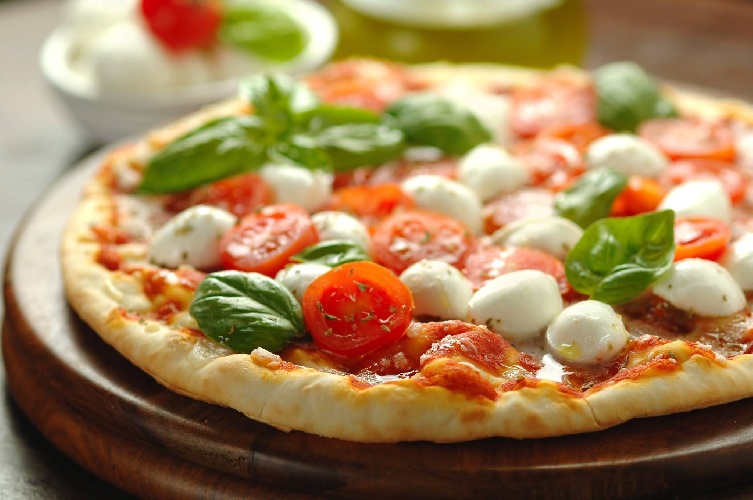https://www.ragusanews.com/immagini_articoli/28-05-2022/pizza-a-dieta-ecco-quale-scegliere-le-calorie-a-confronto-500.jpg