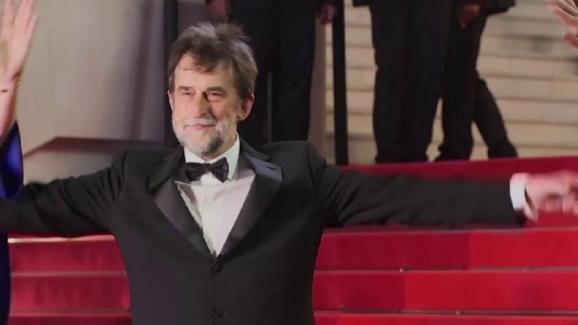 https://www.ragusanews.com/immagini_articoli/28-05-2023/cannes-nanni-moretti-balla-da-derviscio-rotante-sulle-note-di-battiato-300.jpg