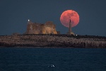 https://www.ragusanews.com/immagini_articoli/28-05-2024/la-luna-su-portopalo-di-capo-passero-100.jpg