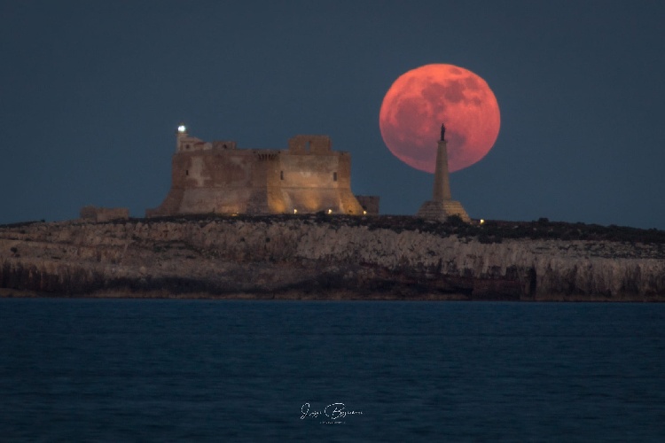 https://www.ragusanews.com/immagini_articoli/28-05-2024/la-luna-su-portopalo-di-capo-passero-500.jpg