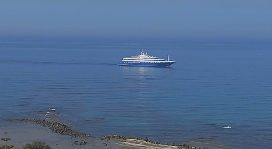 https://www.ragusanews.com/immagini_articoli/28-06-2022/yacth-il-queen-miri-e-arrivato-nel-canale-di-sicilia-500.jpg