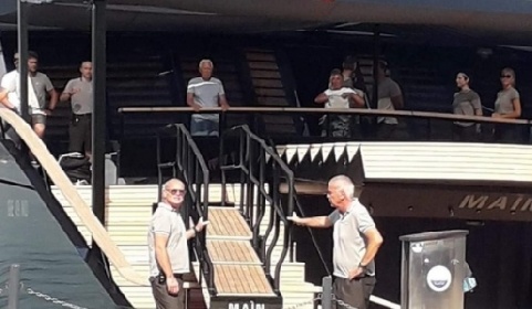 https://www.ragusanews.com/immagini_articoli/28-07-2021/giorgio-armani-e-a-siracusa-sullo-yacht-main-col-nome-della-mamma-280.jpg