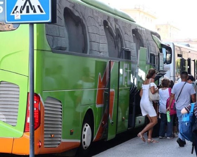 https://www.ragusanews.com/immagini_articoli/28-07-2022/voli-low-cost-in-sicilia-600-euro-solo-andata-prendo-il-pullman-500.jpg