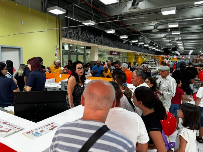 https://www.ragusanews.com/immagini_articoli/28-07-2024/1722195126-festa-di-pubblico-all-ibleo-con-le-offertissime-di-ag-cash-carry-3-500.jpg