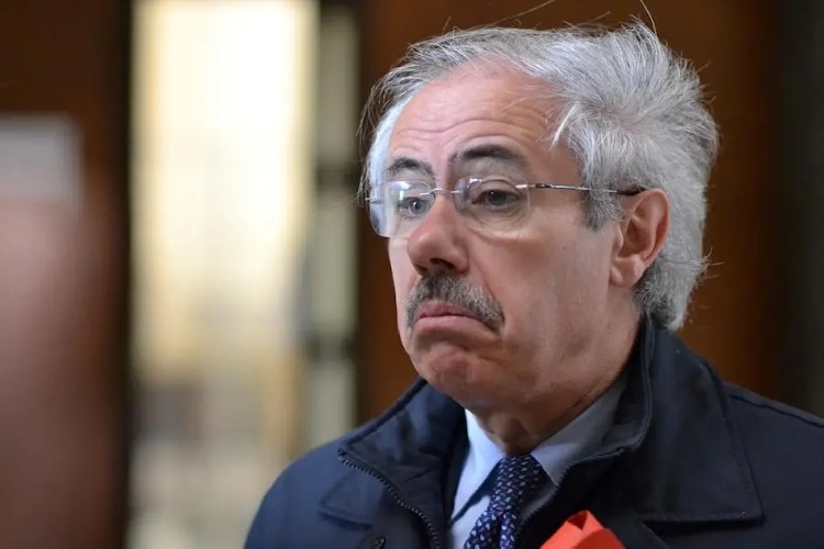 https://www.ragusanews.com/immagini_articoli/28-07-2024/sanita-a-ragusa-tra-lombardo-e-abbate-volano-gli-stracci-500.jpg