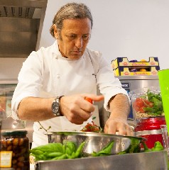 https://www.ragusanews.com/immagini_articoli/28-08-2020/la-mantia-chiude-il-ristorante-a-milano-troppe-spese-240.jpg