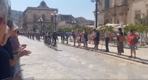 https://www.ragusanews.com/immagini_articoli/28-09-2021/giro-di-sicilia-il-gruppo-di-ciclisti-sfreccia-per-scicli-e-comiso-video-280.jpg