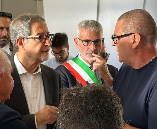 https://www.ragusanews.com/immagini_articoli/28-09-2024/il-ministro-nello-musumeci-a-sorpresa-alla-fiera-agroalimentare-di-ragusa-500.jpg