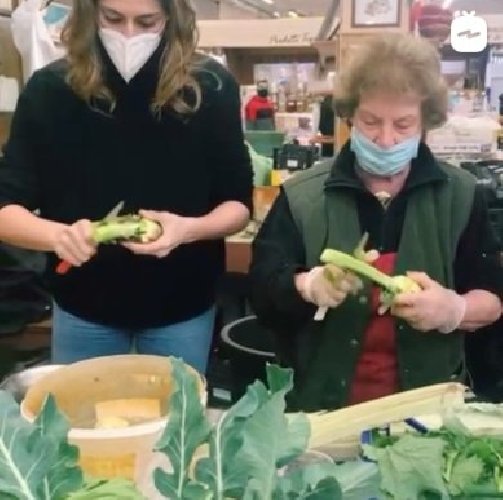 https://www.ragusanews.com/immagini_articoli/28-11-2020/elisa-isoardi-equot;carciofaraequot;-siparietto-mercato-signora-maria-500.jpg
