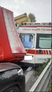 https://www.ragusanews.com/immagini_articoli/28-11-2022/1669637413-camion-si-ribalta-e-schiaccia-un-ambulanza-due-morti-e-tre-feriti-1-300.jpg