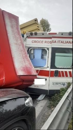 https://www.ragusanews.com/immagini_articoli/28-11-2022/1669637413-camion-si-ribalta-e-schiaccia-un-ambulanza-due-morti-e-tre-feriti-1-500.jpg