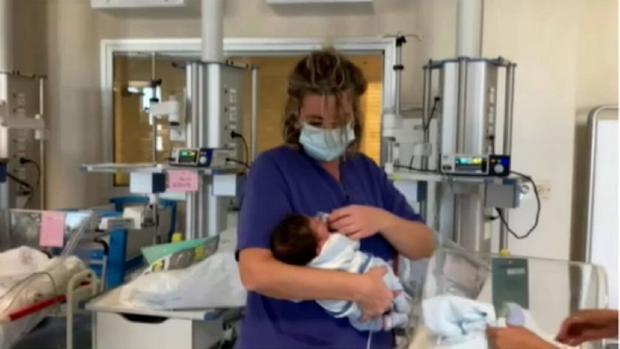 https://www.ragusanews.com/immagini_articoli/28-11-2023/bambino-abbandonato-a-ragusa-e-conteso-da-due-mamme-una-marcia-500.jpg