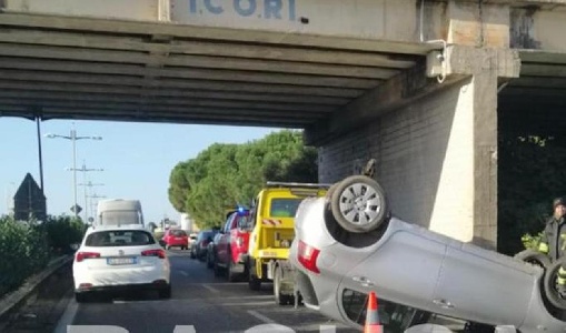 https://www.ragusanews.com/immagini_articoli/28-11-2023/cappotta-un-auto-all-alba-sulla-ragusa-marina-di-ragusa-300.jpg