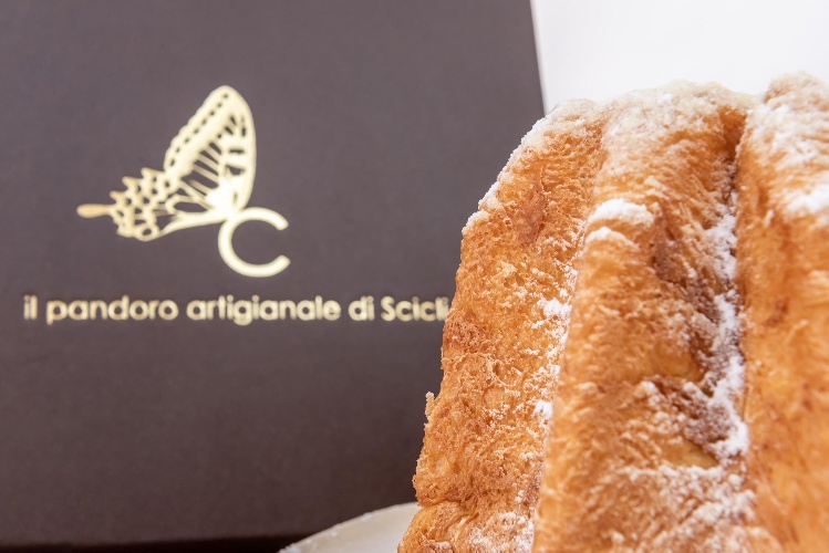 https://www.ragusanews.com/immagini_articoli/28-11-2024/1732816452-panettonissimo-a-scicli-la-festa-dei-panettoni-artigianali-1-500.jpg
