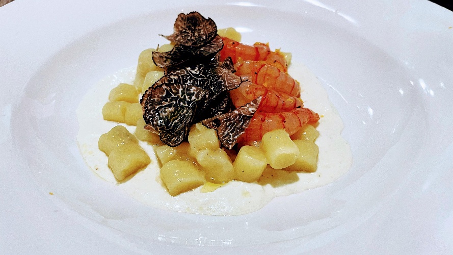 https://www.ragusanews.com/immagini_articoli/28-12-2021/1640701219-lo-chef-giuseppe-petrolo-all-osteria-tre-colli-di-scicli-foto-2-500.jpg